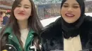 Bermain di wahana salju, Aaliyah mengenakan jaket varsity hijau. Lalu, Aurel mengenakan jaket hitam berbulu serasi dengan kerudungnya. [@aurelie.hermansyah]