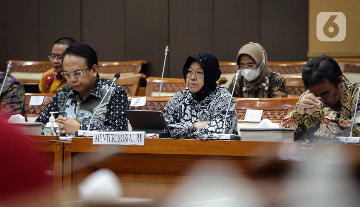 "Terus terang yang saya takutkan ini karena anggaran 2023 itu hanya Rp 50 miliar. Sementara sampai dekat Maret itu sudah keluar anggaran Rp 22 miliar," kata Risma dalam rapat dengan Komisi VIII DPR di Gedung DPR, Senayan, Selasa (28/3/2023). (Liputan6.com/Faizal Fanani)