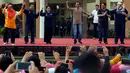 Presiden Joko Widodo (Jokowi) ditemani Menteri Kesehatan Nila F Moeloek memimpin senam bersama di depan Kantor Wali Kota Tangerang, Minggu (4/11). Kegiatan senam bersama itu dalam rangka perayaan Hari Kesehatan Nasional ke-54. (Liputan6.com/Johan Tallo)