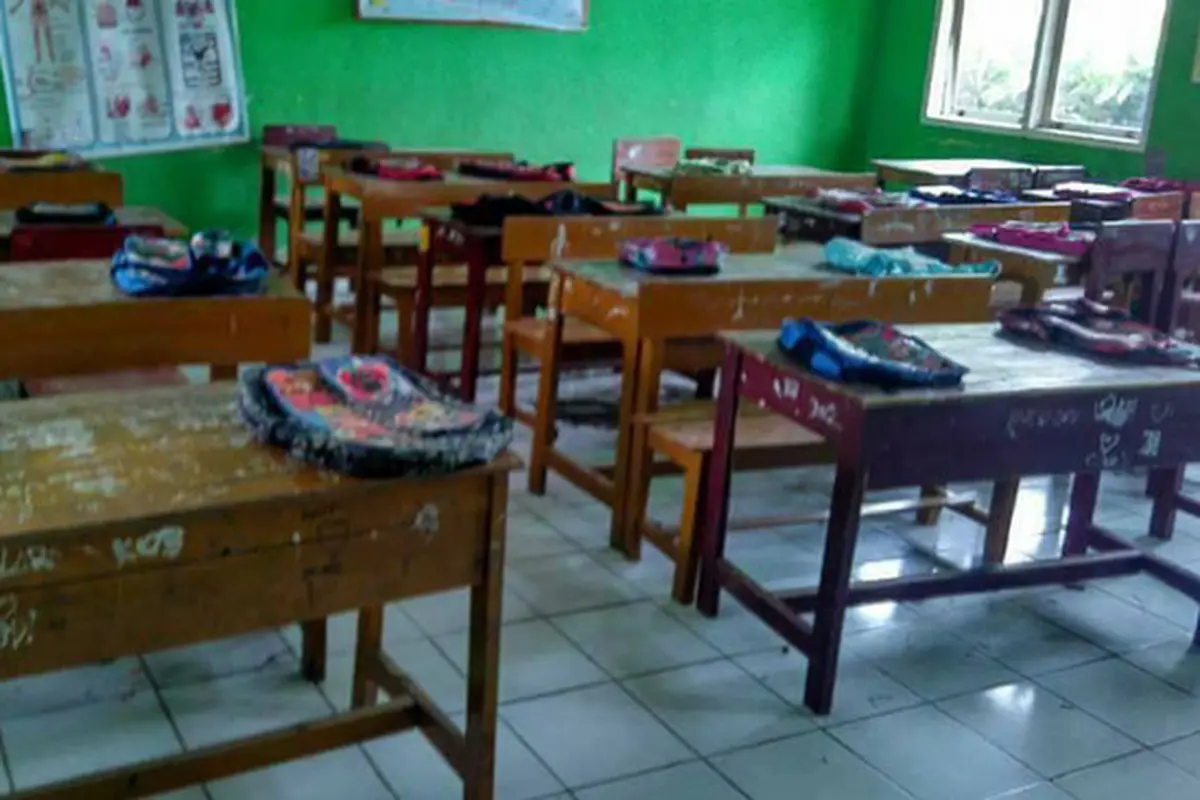 Demi Anaknya Duduk Deretan Depan, Orangtua Rela Paku Tas di Meja