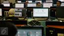 Sejumlah jurnalis menggunakan fasilitas komputer di Media Center KTT OKI, Jakarta, Minggu (6/2/2016). Media center berkapasitas 500 orang tersebut didukung konektivitas broadband internet 2 Gbps untuk 150 unit komputer. (Liputan6.com/Faizal Fanani)