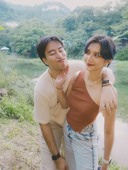 Keduanya pun sering berlibur ke luar negeri bersama. Saat di Korea Selatan, Vidi mengenakan atasan knit putih. Sedangkan Sheila mengenakan one shoulder knit coklat dipadukan celana denimnya. [@vidialdiano]