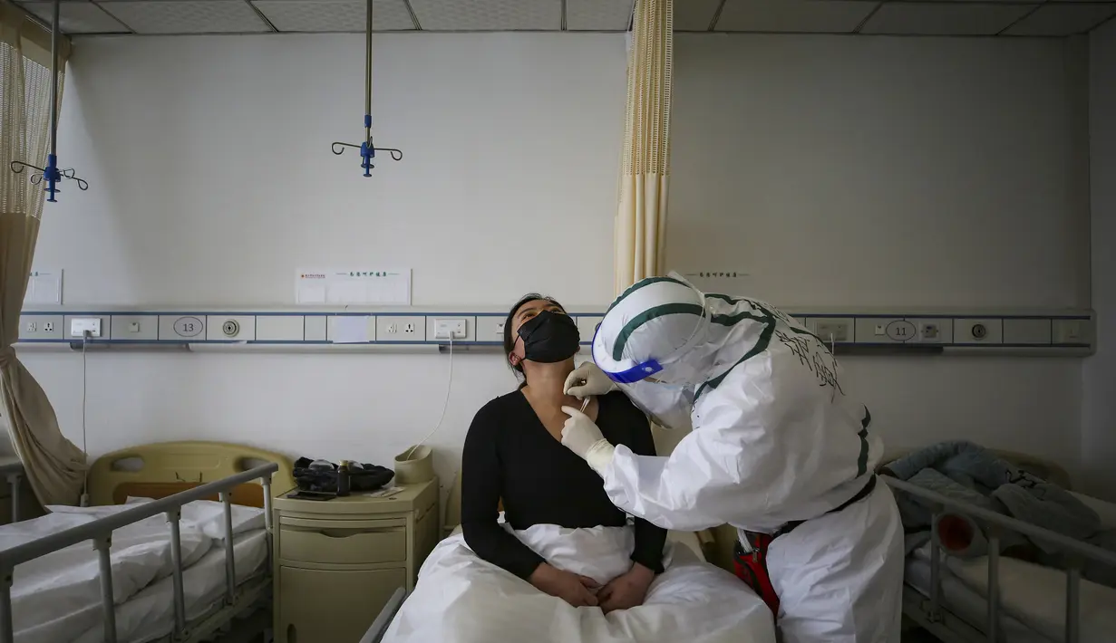 Pasien terinfeksi virus corona COVID-19 menerima perawatan akupunktur di Rumah Sakit Palang Merah di Wuhan, China (11/3/2020). Peningkatan kasus virus corona di China memicu kekhawatiran bahwa infeksi dari luar negeri dapat merusak kemajuan dalam menghentikan penyebaran virus tersebut. (AFP/STR)