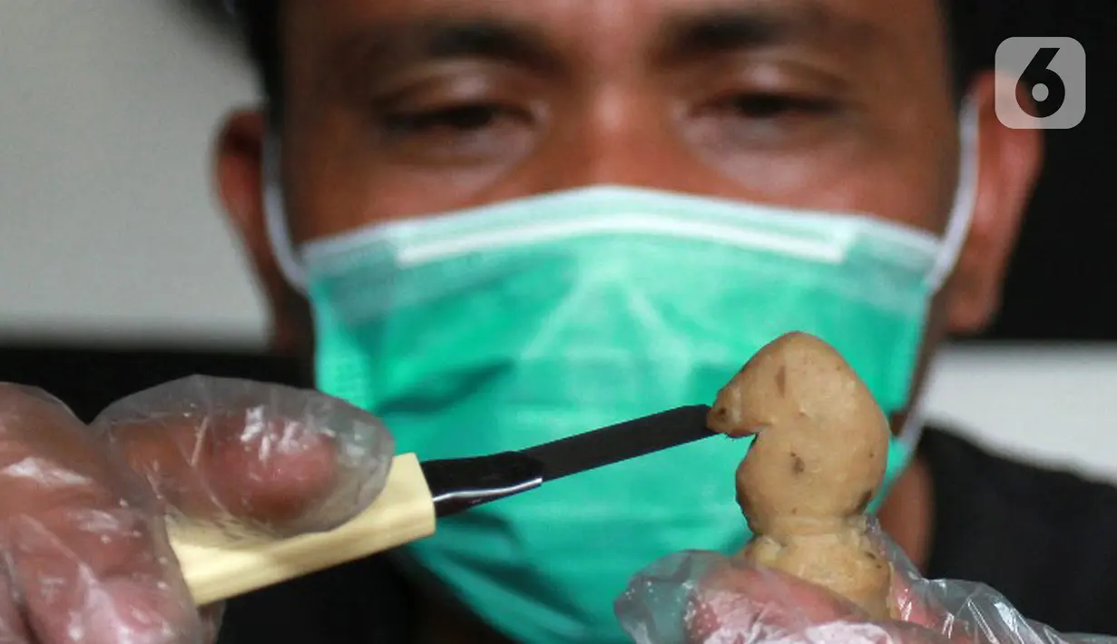 Jodi Purnama melakukan proses penyelesaian pembuatan bakso daging sapi yang berbentuk bidak catur di Bintaro, Senin  (18/11/2019). Jodi meyakini bakso daging sapi berbentuk bidak catur merupakan pertama kali yang ada di Indonesia maupun dunia.  (merdeka.com/Arie Basuki)