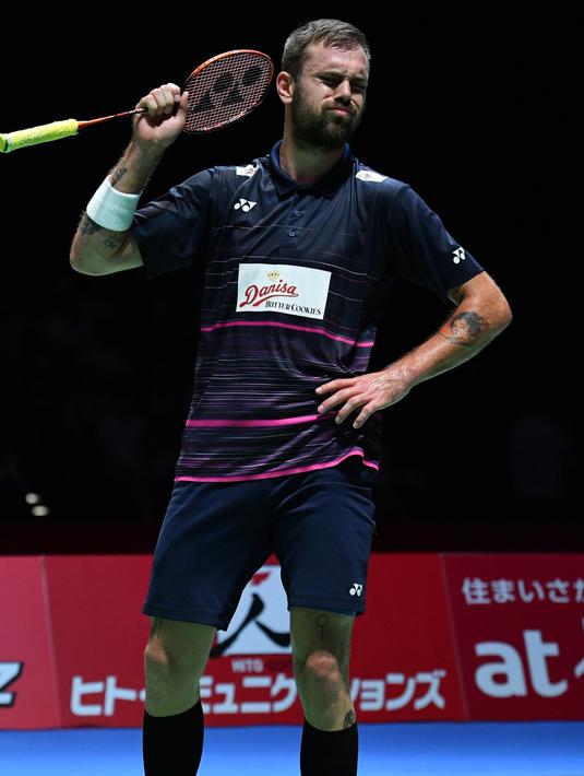 Tunggal putra  Denmark, Jan O Jorgensen kecewa setelah gagal mengembalikan kok ke Jonatan Christie dari Indonesia dalam babak semifinal Jepang Terbuka 2019  di Tokyo (27/7/2019). Jonatan Christie melaju ke final setelah menang 21-14 dan 21-14 atas Jan O Jorgensen. (AFP Photo/Toshifumi Kitamura)