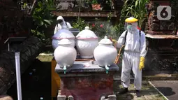 Petugas PMI Kota Tangerang melakukan penyemprotan disinfektan di Pura Kerta Jaya, Tangerang, Banten, Rabu (3/6/2020). Penyemprotan tersebut dilakukan untuk mensterilkan tempat ibadah yang menurut rencana akan kembali dibuka di masa pandemi virus corona COVID-19. (Liputan6.com/Angga Yuniar)