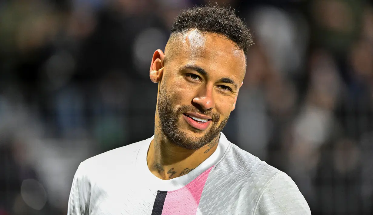 Meski Clermont Foot sempat menipiskan kedudukan di babak pertama menjadi 2-1, PSG tetap mendominasi permainan di babak kedua. Hasilnya, Les Parisiens berhasil menambah keunggulan pada menit ke-71 usai Neymar yang ditunjuk sebagai algojo penalti sukses melakukan tugasnya. (AFP/Thierry Zoccolan)