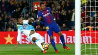 Pemain Barcelona, Paulinho melakukan tendangan ke gawang Deportivo La Coruna pada pertandingan pekan ke-16 La Liga di Stadion Camp Nou, Senin (18/12). Barcelona menekuk tamunya La Coruna 4-0 lewat dua gol Paulinho. (AP/Manu Fernandez)