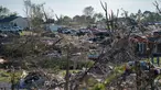 Puing-puing dan rumah-rumah yang rusak terlihat setelah tornado menghantam London, Kentucky, Amerika Serikat pada 17 Mei 2025. (Allison Joyce/AFP)