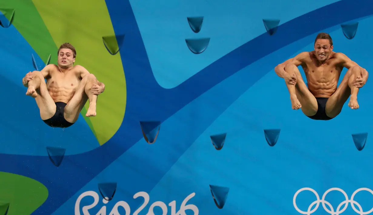 Atlet Amerika Serikat, Sam Dorman dan Michael Hixon melompat saat mengikuti loncat indah sinkronisasi 3 m pria pada Olimpiade 2016 di Brasil, (10/8). Ekspresi kocak para atlet menjadi ciri sendiri dari cabang olahraga ini. (REUTERS / Pilar Olivares)