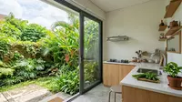 7 Desain Dapur Mungil Dekat Taman Agar Terasa Lebih Sejuk dan Terang, Bebas Pengap