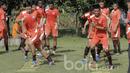 Sejumlah Pemain Persija Jakarta saat mengikuti latihan. Menu latihan hari ini lebih menekankan ketahanan fisik pemain. (Bola.com/M Iqbal Ichsan)