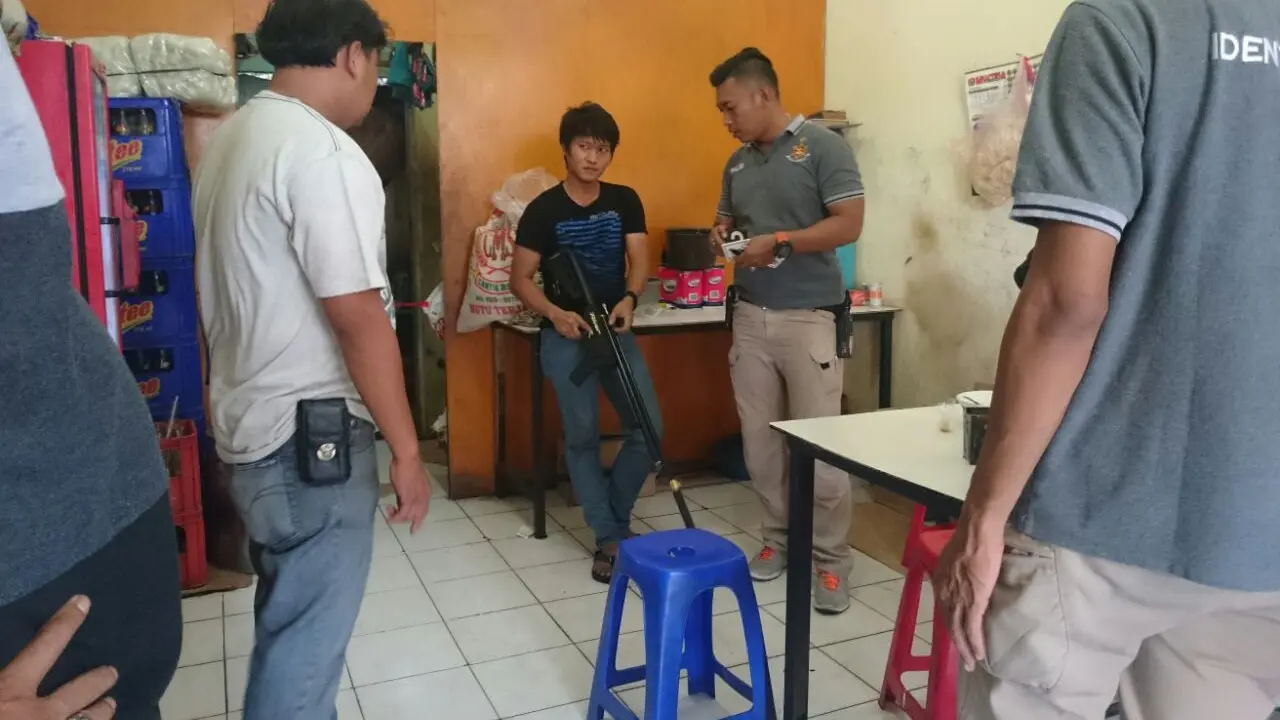 Warga dengan senapan angin di Bekasi