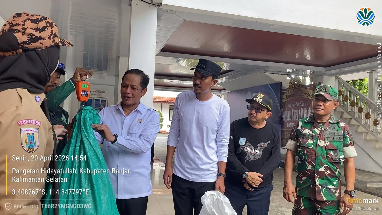 Menteri LH/Kepala BPLH atau Menteri Lingkungan Hidup/Kepala Badan Pengendalian Lingkungan Hidup Hanif Faisol Nurofiq.