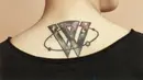 Seunghoon mempunyai tato di punggungnya. Tato itu sendiri berbentuk huruf W yang bearti Winner. (Foto: pisalute.tumblr.com)