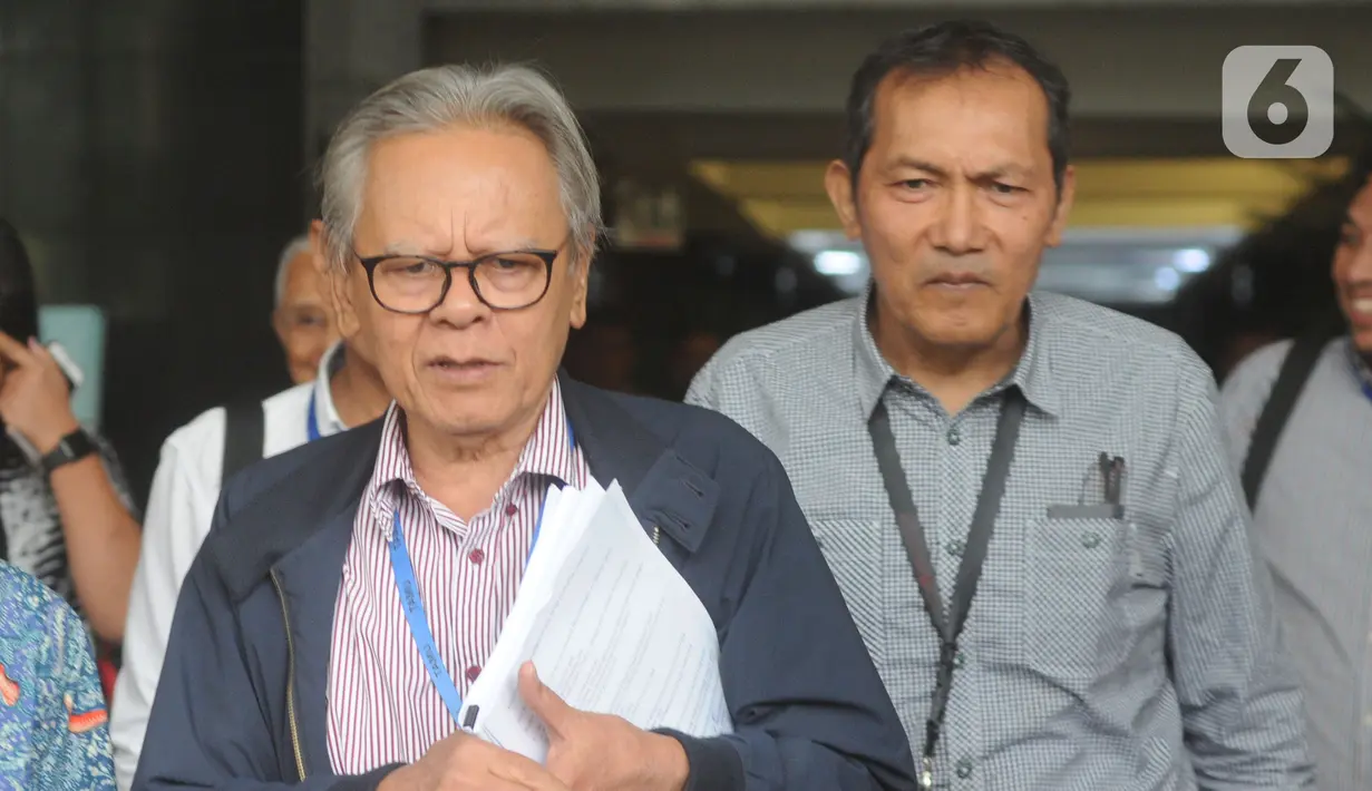 Wakil Ketua KPK Saut Situmorang (kanan) bersama mantan Wakil Ketua KPK, Erry Riyana Hardjapamekas usai menggelar pertemuan di gedung KPK, Jakarta, Jumat (15/11/2019). Mereka membahas rencana mengajukan uji materi terhadap Undang-Undang No. 19 tahun 2019 tentang KPK ke MK. (merdeka.com/Dwi Narwoko)