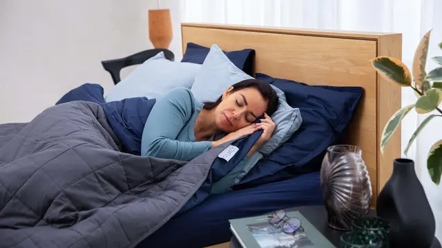 Ilustrasi perempuan tidur, mengalami mimpi