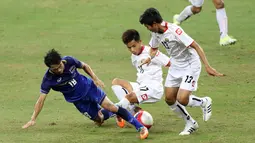 Pemain Thailand U-23 berebut bola dengan pemain Myanmar U-23 dalam final sepak bola SEA Games 2015. (Bola.com/Arief Bagus)