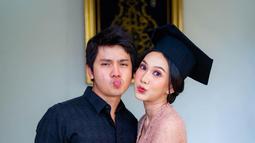 Sosok Arbani Yasiz bagi Raissa Ramadhani jadi penghangat kebersamaan dalam momen wisudanya. Mengingat tidak ada sosok ibu yang kerap membuatnya merasa kesepian. Pelantun lagu “Hanya Dirinya” itu makin bucin degan Arbani Yasiz. (Liputan6.com/IG/@raissarmdhn).