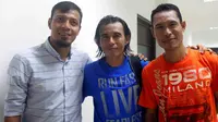 Trio Timnas Indonesia Primavera, Sugiantoro, Nurul Huda, dan Anang Ma'ruf memanfaatkan laga legenda Persebaya untuk bereuni.