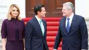 Presiden Meksiko Enrique Pena Nieto (tengah) bersama istri saat disambut Presiden Jerman Joachim Gauck di Berlin, Jerman, 11 April 2016. Kecantikan Istri Presiden Meksiko Tersebut menghipnotis para media. (REUTERS / Hannibal Hanschke)