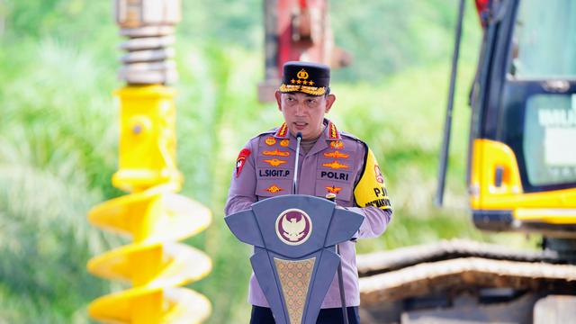Kapolri Jenderal Listyo Sigit Prabowo saat melaporkan progres pembangunan Polres IKN ke Presiden Jokowi.