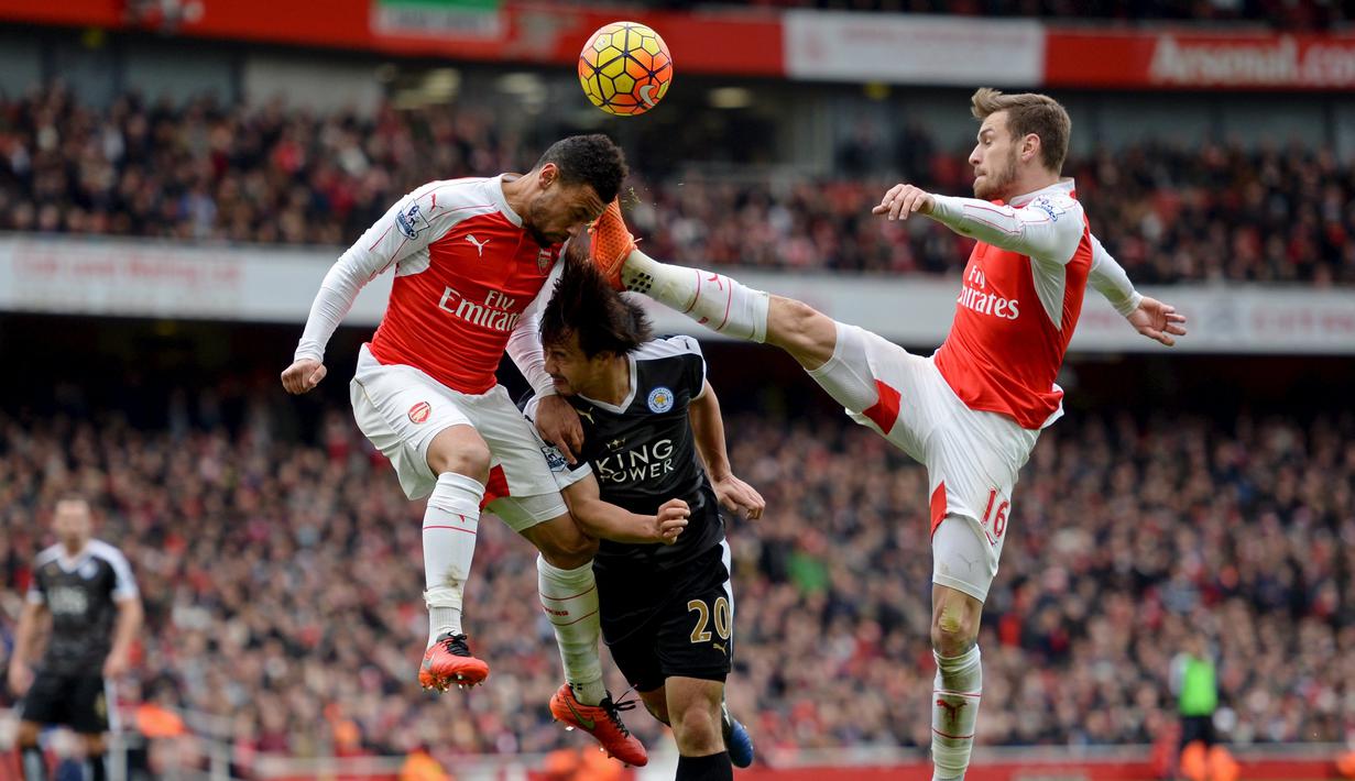 Duel udara pemain Arsenal dan Leicester City dalam laga Liga Inggris di Stadion Emirates, London, Minggu (14/2/2016). (Action Images via Reuters/ Tony O'Brien)