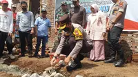 Kapolres Garut AKBP Wirdhanto Hadicaksono memimpin peletakan batu pertama pembangunan rumah Undang, korban jerat rentenir di Kecamatan Banyuresmi, Garut. (Liputan6.com/Jayadi Supriadin)