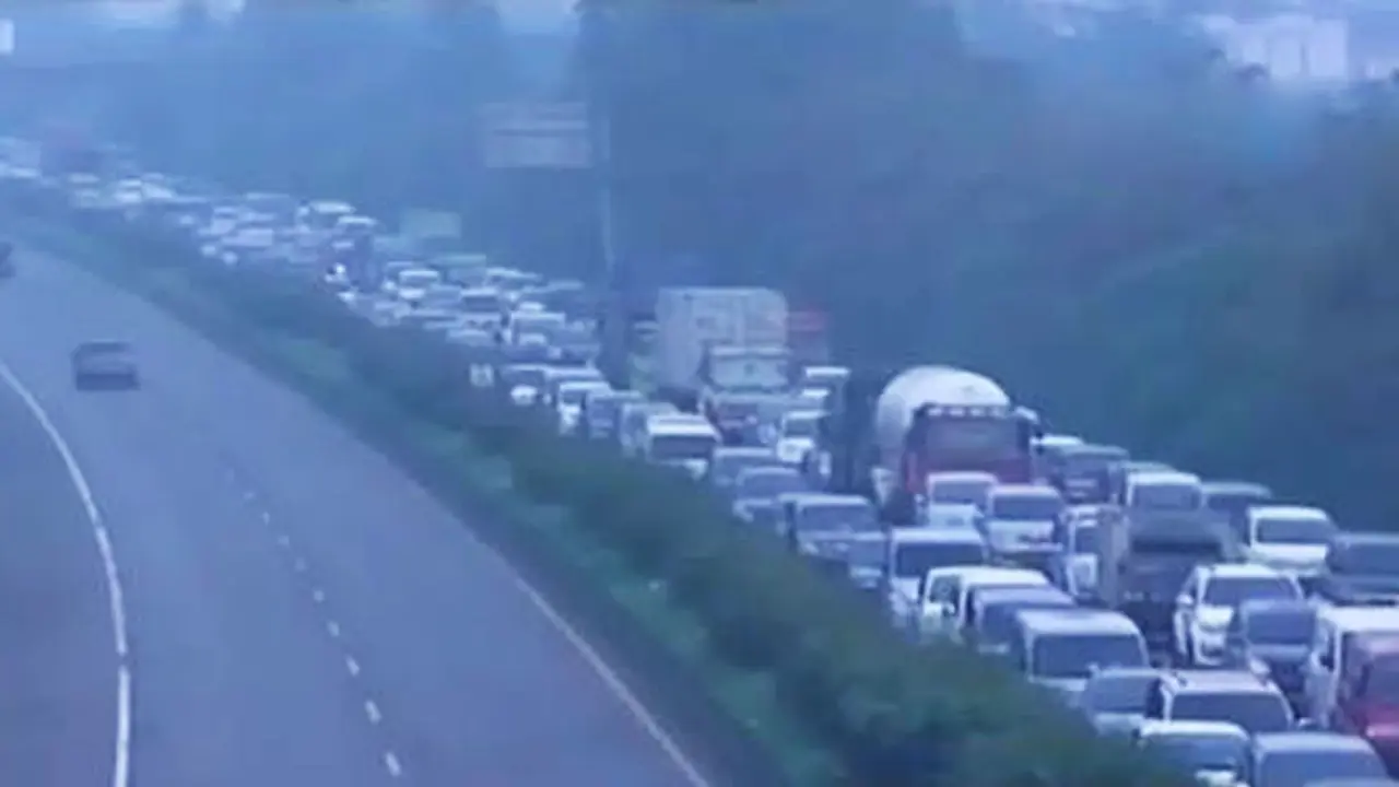 VIDEO: Libur Panjang, Tol Arah Bandung Terpantau Padat