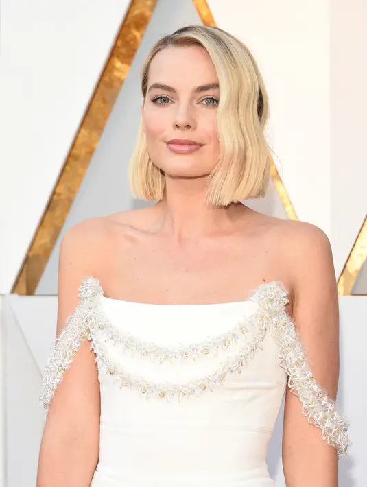 Aktris Australia Margot Robbie berpose untuk difoto saat menghadiri Academy Awards ke-90 di Hollywood, California (4/3). Deretan aktris dan aktor papan atas tampil maksimal untuk mengahadiri acara penghargaan ini. (AFP Photo/Valerie Macon)