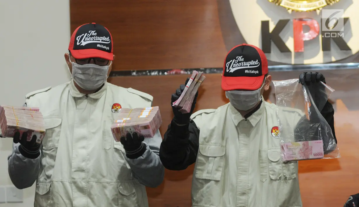 Petugas KPK menunjukkan uang hasil operasi tangkap tangan (OTT) Kabupaten Bengkayang di Gedung KPK, Jakarta, Rabu (4/9/2019). KPK menetapkan Bupati dan Kepala Dinas PUPR Kabupaten Bengkayang sebagai tersangka. (Merdeka.com/Dwi Narwoko)