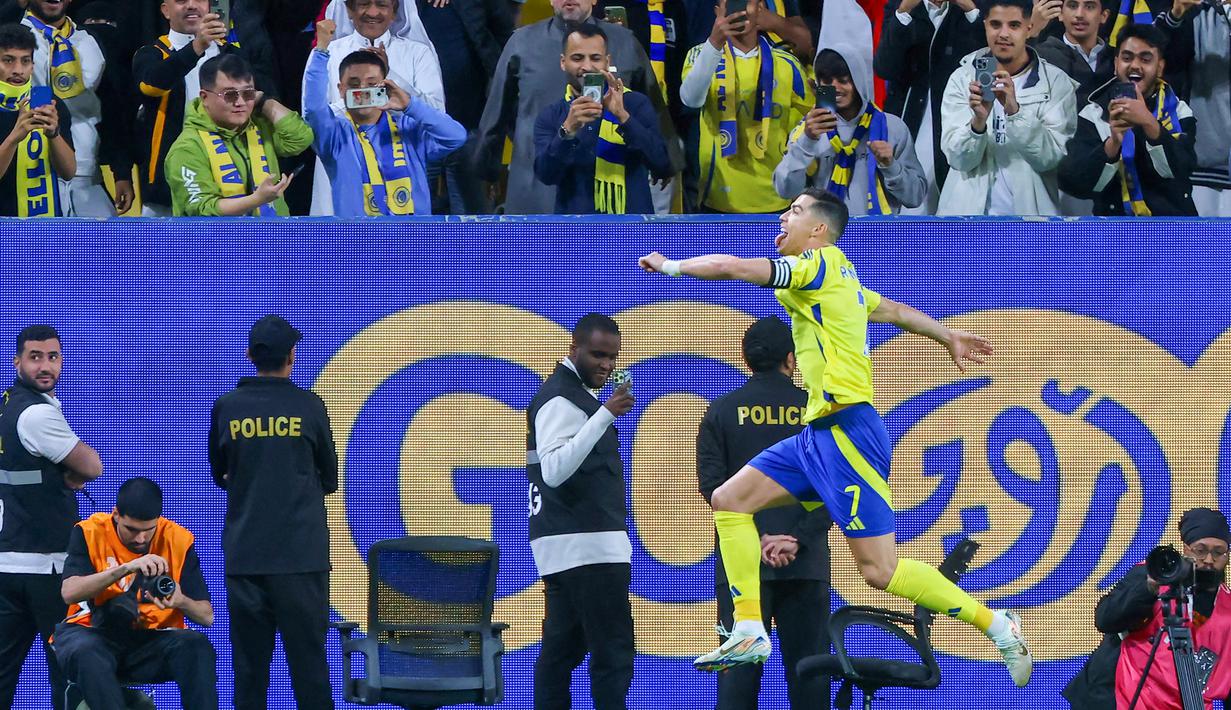 Pemain Al Nassr, Cristian Ronaldo, melakukan selebrasi setelah mencetak gol ke gawang Damac 2-0 pada laga Liga Pro Arab Saudi di Al-Awwal Park, Riyadh, pada Jumat (29/11/2024) atau Sabtu dini hari WIB. (AFP/Fayez Nureldine)