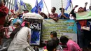 Puluhan orang melakukan aksi di depan Kedubes Belanda di Jakarta, Rabu (23/11). Mereka meminta pemerintah Belanda menghentikan upaya mendorong investasi dalam pembangunan infrastruktur di Teluk Jakarta. (Liputan6.com/Helmi Fithriansyah)