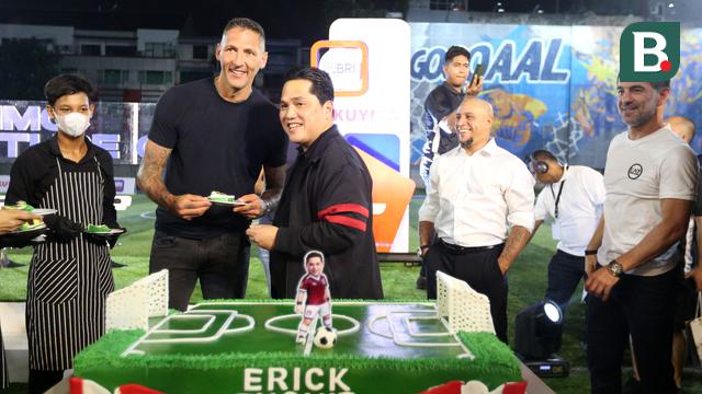 Foto: Senangnya Erick Thohir Rayakan Ulang Tahun Bareng 5 Legenda Sepak Bola Dunia di Sela Acara BRImo Future Garuda