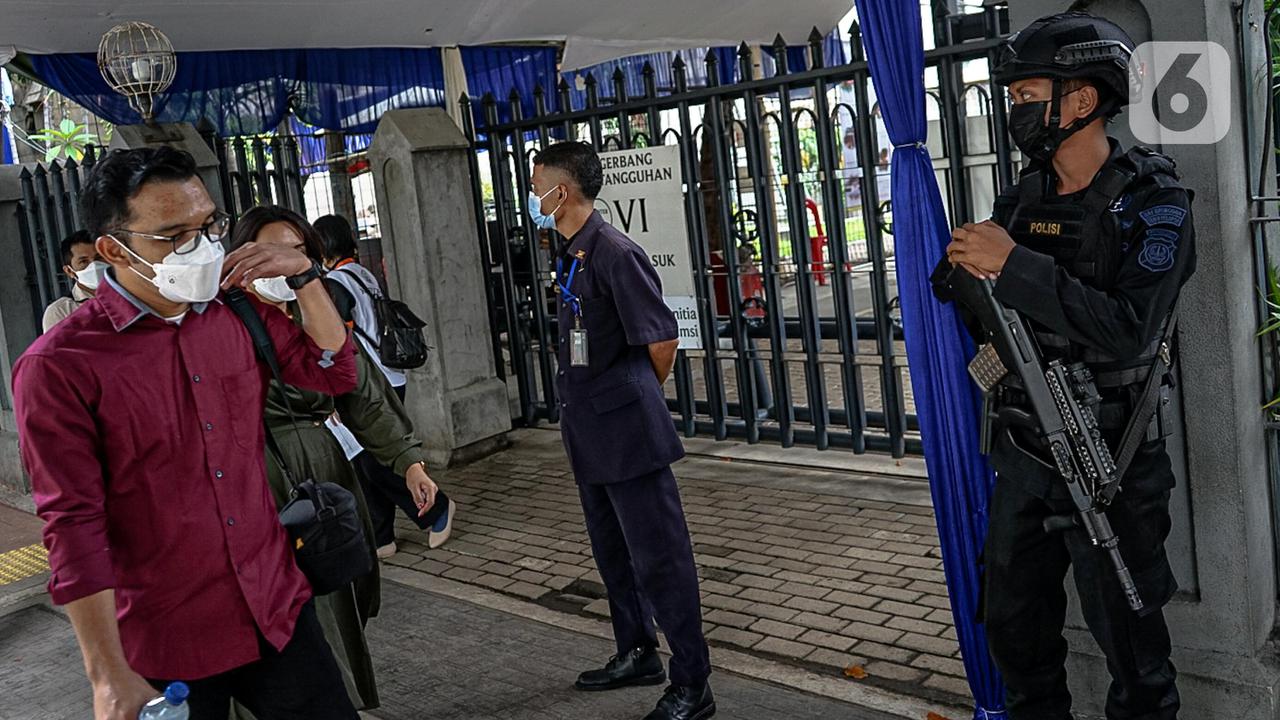 FOTO: Polisi Bersenjata Jaga Puncak Ibadah Paskah di Gereja Katedral