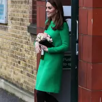 Intip gaya modern Kate Middleton ketika mengunjungi sekolah (Foto: Instagram.com/fashion_you_are_beautiful)