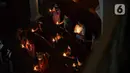 Jemaat melaksanakan ibadah malam Natal di Gereja Immanuel, Jakarta, Jumat (24/12/2021). Perayaan ibadah malam Natal tersebut mengangkat tema 'Cinta Kasih Kristus yang Menggerakkan Persaudaraan'. (Liputan6.com/Faizal Fanani)