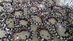 Santri membentuk kelompok saat malakukan tadarus Alquran berjamaah di Pesantren Tarbiyah Islamiyah Ar-Raudlatul Hasanah, Medan, Sumatera Utara (21/5). Kegiatan ini rutin dilakukan saat bulan suci Ramadan. (Liputan6.com/Reza Perdana)