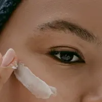 Ilustrasi mengaplikasikan day cream ke kulit. Credits: pexels.com by cottonbro