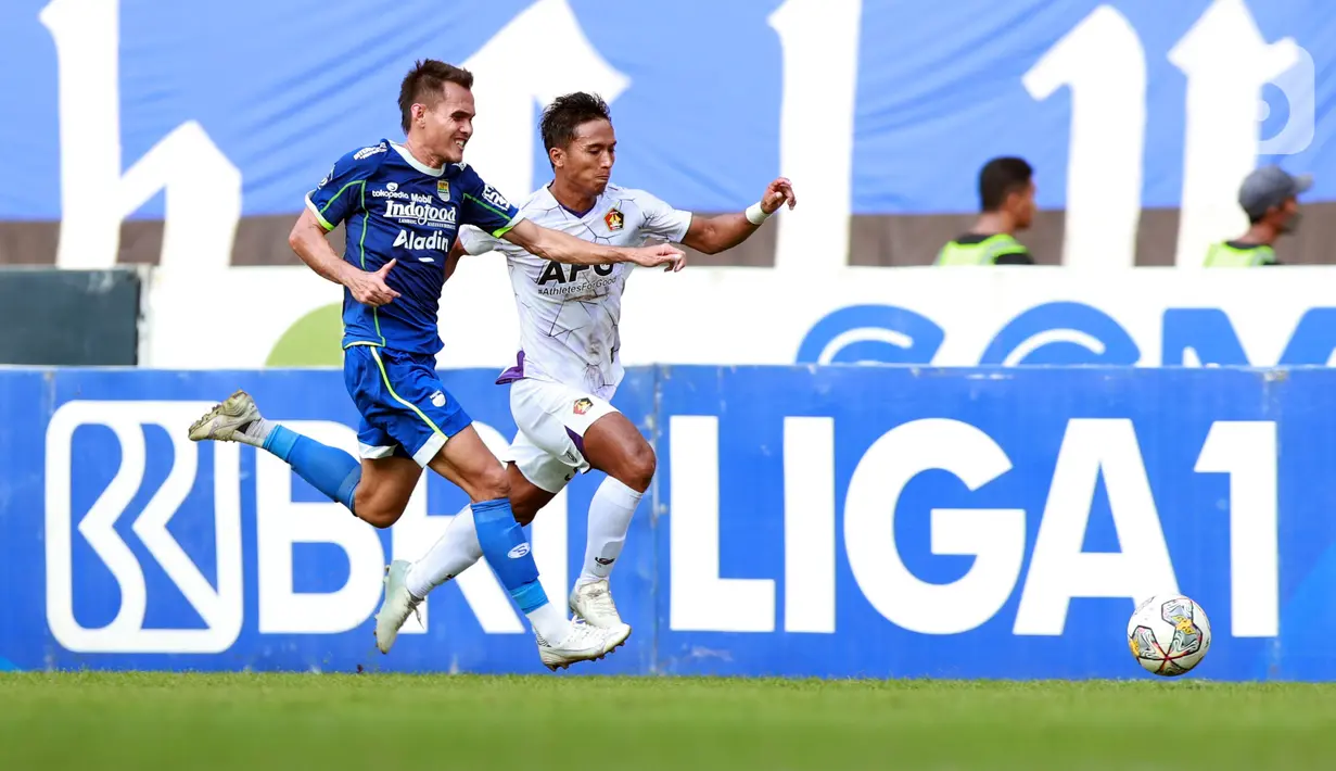 Pemain Persib Bandung Rezaldi Hehanusa berebut bola dengan pemain Persik Kediri Muhammad Khanafi pada laga BRI Liga 1 2022/2023 di Stadion Pakansari, Bogor, Jawa Barat, Rabu (8/3/2023). Persik Kediri mengalahkan Persib Bandung dengan skor 2-0. (Bola.com/M. Iqbal Ichsan)