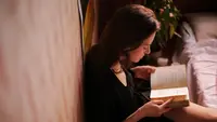 Ilustrasi membaca buku, kumpulan pantun. (Foto oleh cottonbro studio: https://www.pexels.com/id-id/foto/gadis-pola-apartemen-gaya-hidup-4980565/)