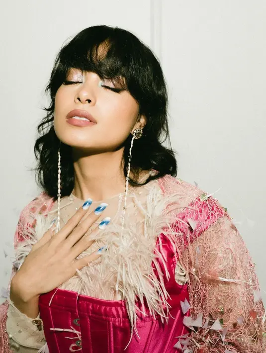 Memberikan efek natural pada rambut dengan layer akan jadi favorit di tahun 2022. Gaya rambut ini tidak membutuhkan banyak usaha untuk menatanya, namun hasil akhirnya akan sangat menjanjikan.