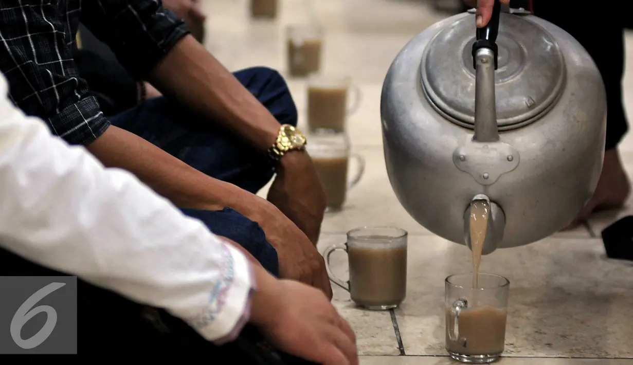 Petugas menuangkan minuman untuk berbuka kepada para jamaah yang hadir di Masjid Istiqlal, Jakarta (22/6/2015). Sekitar 3000 kotak makanan dan minuman dibagikan setiap harinya selama bulan Ramadan. (Liputan6.com/JohanTallo)