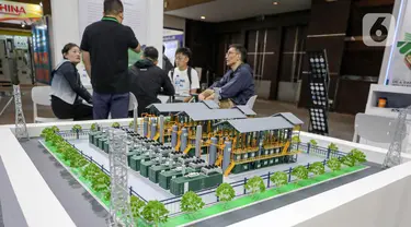 Pengunjung mencari informasi tentang produk yang ditampilkan dalam pameran Indonesia Energy and Engineering (IEE) Energy Week Series 2024 di JIExpo Kemayoran, Jakarta, Jumat (30/8/2024). (Liputan6.com/Herman Zakharia)