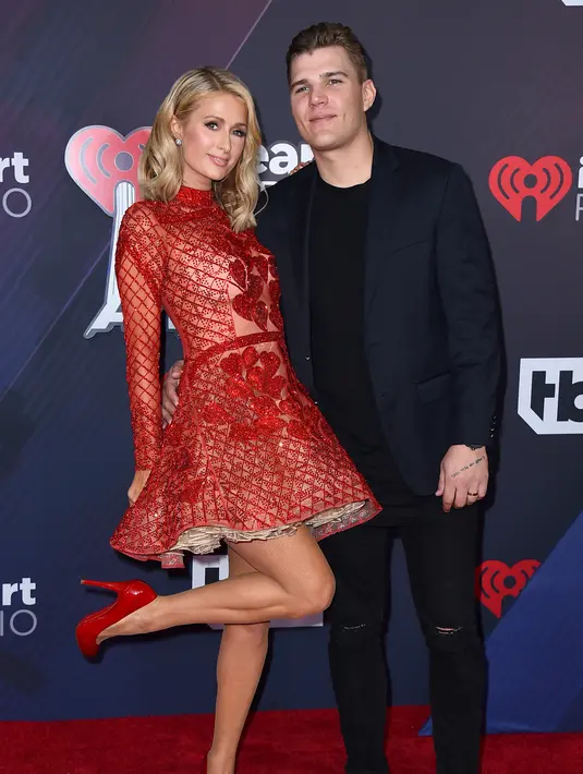 Aktris Paris Hilton bersama tunangannya Chris Zylka berpose saat menghadiri acara iHeartRadio Music Awards 2018 di Inglewood, California, AS (11/3). (Photo by Jordan Strauss/Invision/AP)