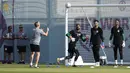 <p>Penjaga gawang Arab Saudi, Mohammed Al-Owais (tengah) dan Nawaf Al-Aqidi (kedua kanan), ambil bagian dalam sesi latihan di Situs Pelatihan Sealine di Sealine, selatan Doha (21/11/2022). Arab Saudi akan bertanding melawan Argentina pada grup C Piala Dunia 2022 Qatar. (AFP/Khaled Desouki)</p>