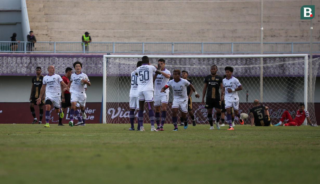 Para pemain Persita Tangerang merayakan gol kedua ke gawang Dewa United FC yang dicetak Shin Young-bae dalam laga pekan ke-20 BRI Liga 1 2022/2023 di Stadion Indomilk Arena, Tangerang, Minggu (22/1/2023). (Bola.com/Bagaskara Lazuardi)
