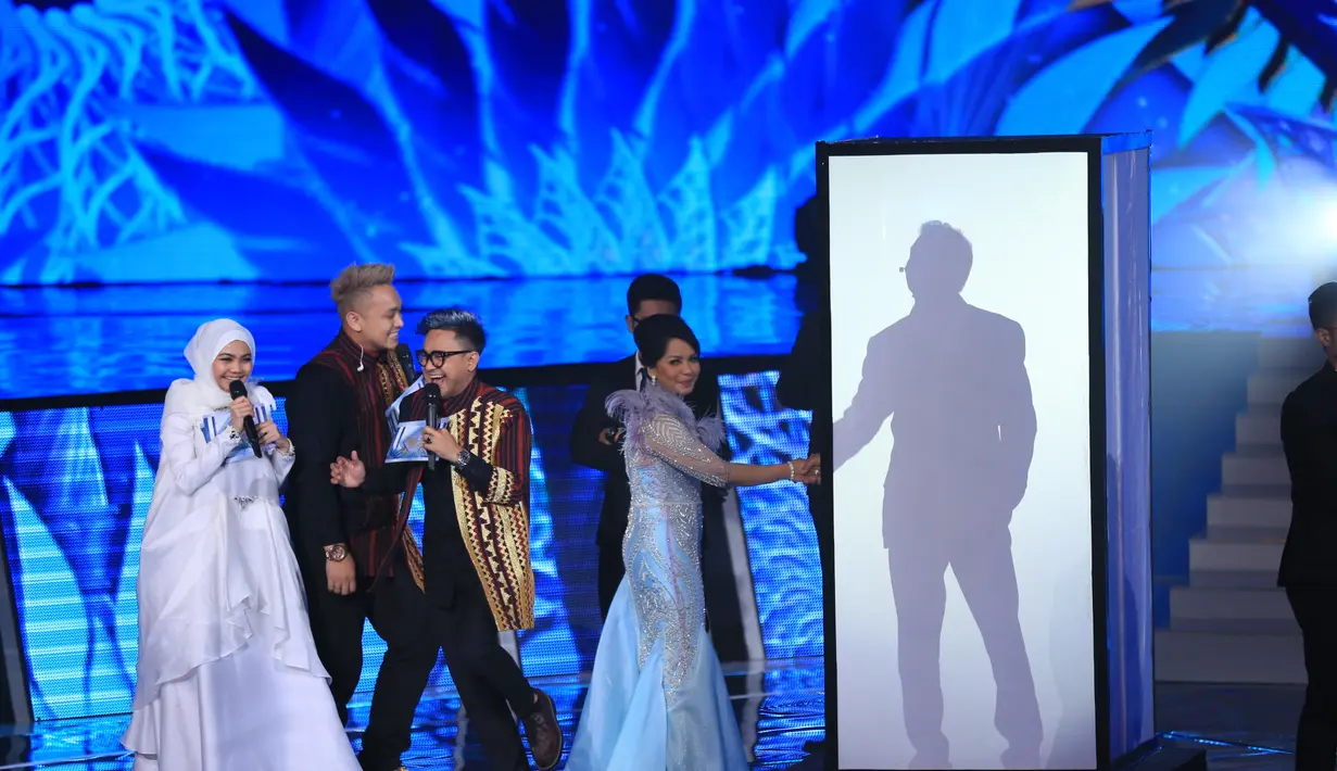 Meskipun belum melihat secara sempurna sosok Bung Gomez, setidaknya rasa penasaran para penggemarnya berkurang secara berangsur. Hadir di HUT Indosiar, tubuh Bung Gomez hanya muncul di balik kotak dan layar putih. (Adrian Putra/Bintang.com)