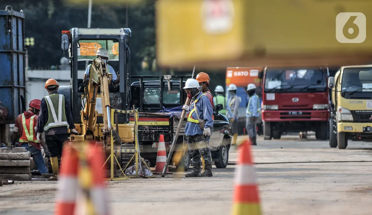 Aktivitas pekerja saat menyelesaikan proyek pembangunan MRT Jakarta Fase 2A di kawasan Monas, Jakarta, Senin (31/5/2021). Rencananya, panel boring akan tiba di lokasi proyek pada Oktober atau November 2021. (merdeka.com/Iqbal S. Nugroho)