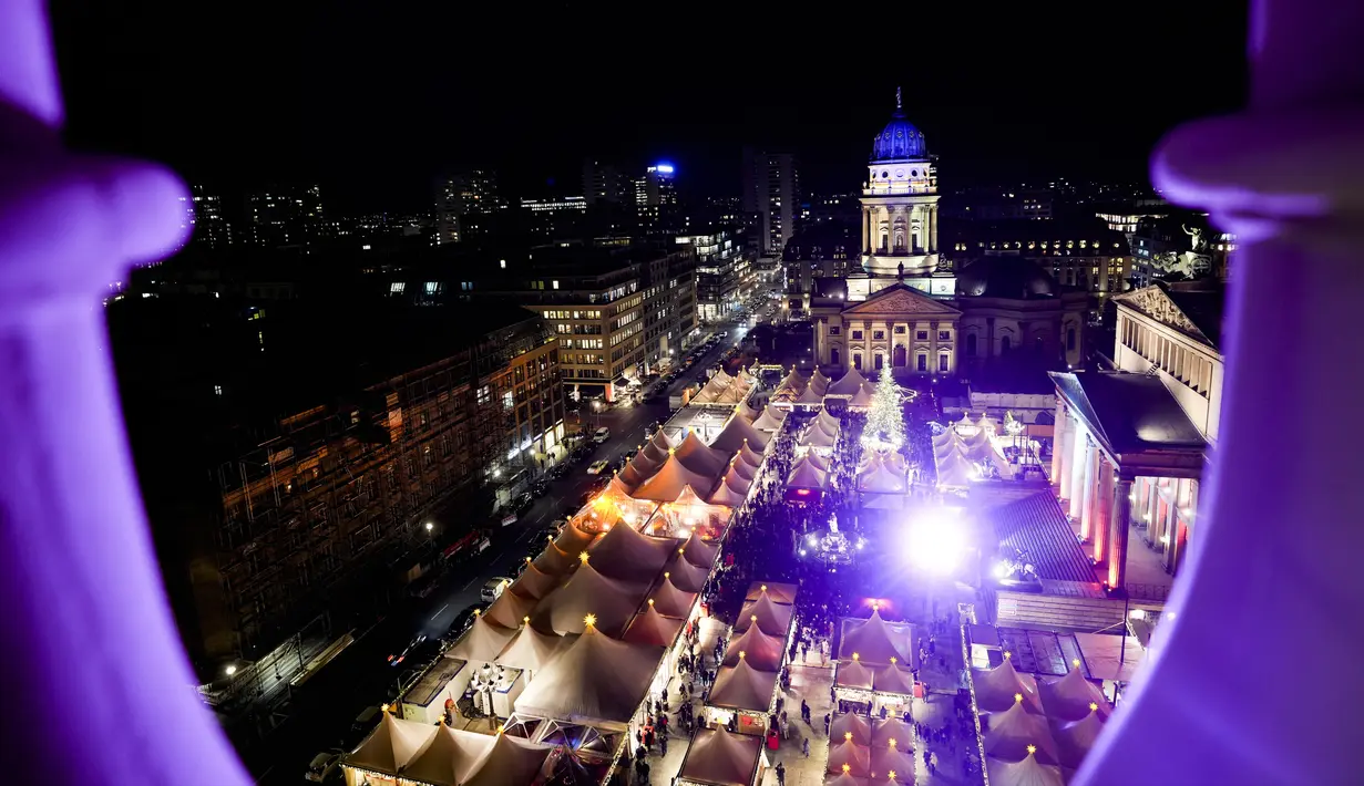 Lampu menerangi pasar Natal di Alun-Alun Gendarmen Markt, Berlin, Jerman, 22 November 2021. Tingginya jumlah infeksi COVID-19 membuat hanya orang yang sudah divaksinasi atau telah pulih dari COVID-19 yang diizinkan untuk mengunjungi pasar Natal ini. (AP Photo/Markus Schreiber)